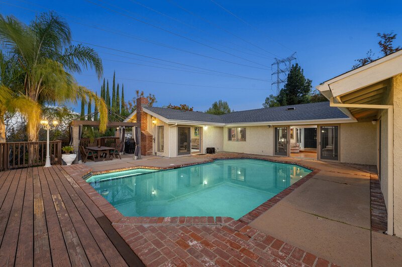 casa con picina mediana sin techo