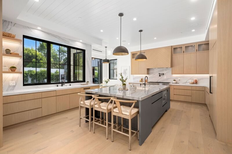 cocina con isla color gris de casa en puebla