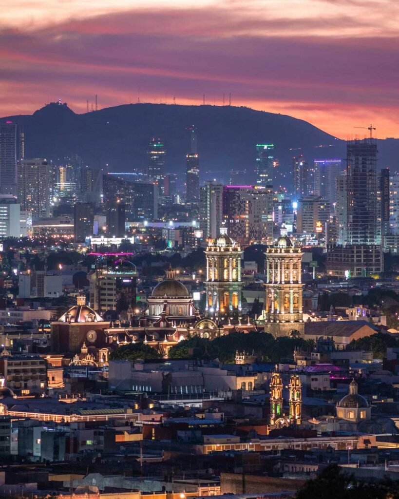 Atardecer en puebla capital con vista a la catedral