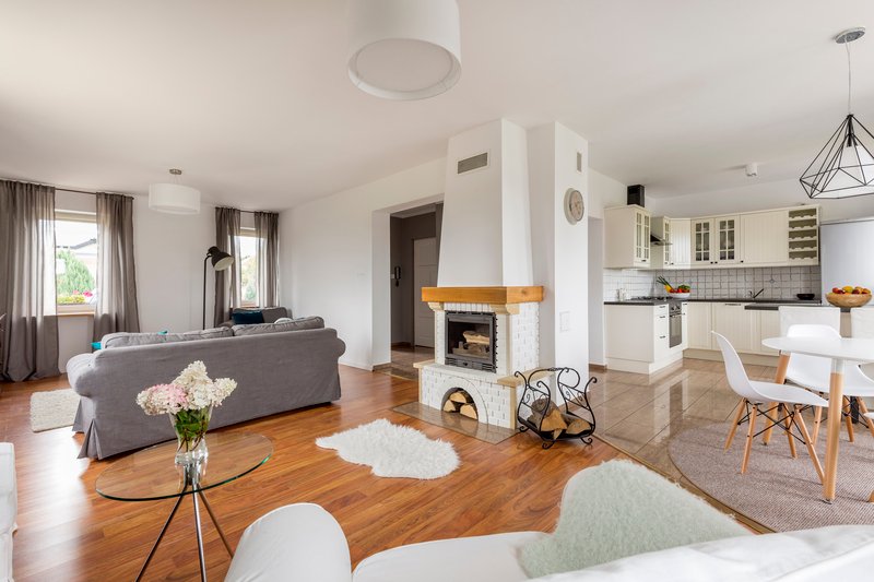 Primer piso en la sala dentro de una casa acogedora de dos pisos